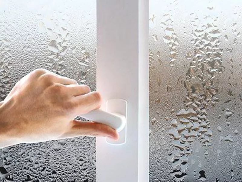 Почему потеют пластиковые окна изнутри и что с этим делать?